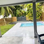 Villa de 2 chambres avec piscine privee jardin clos et wifi a Les Abymes a 5 km de la plage