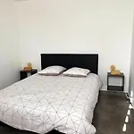 Villa de 2 chambres avec piscine privee jardin clos et wifi a Les Abymes a 5 km de la plage