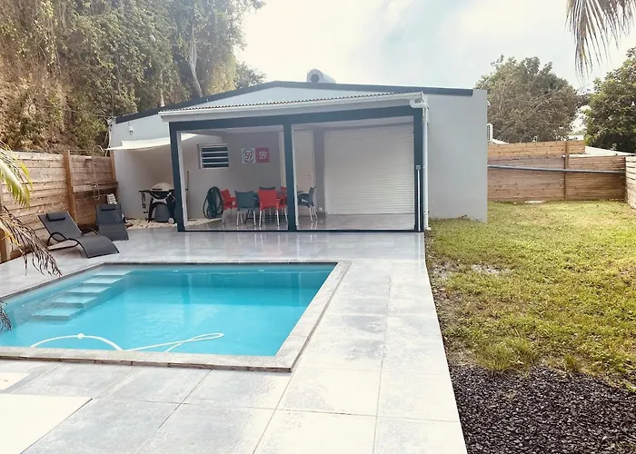 Villa de 2 chambres avec piscine privee jardin clos et wifi a Les Abymes a 5 km de la plage