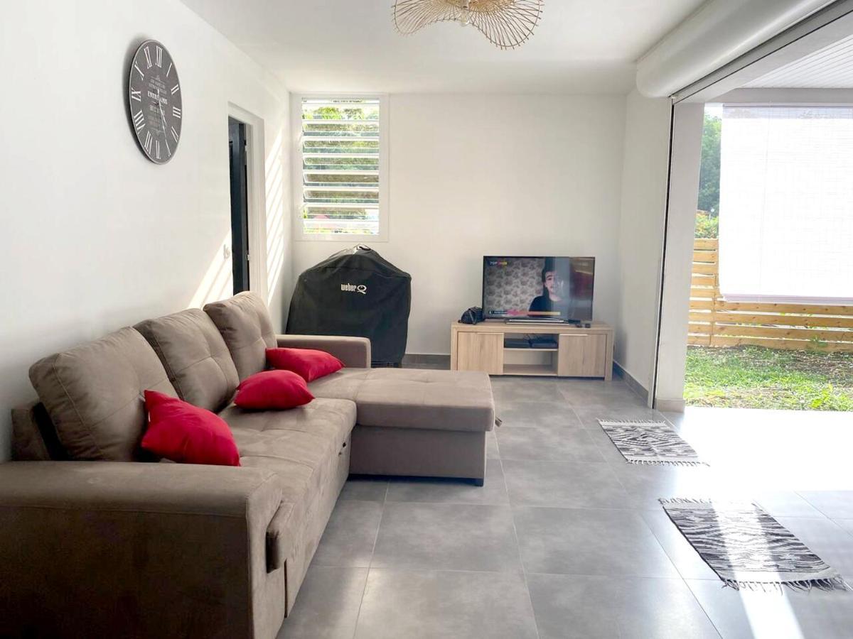 De 2 Avec Piscine Privee Jardin Clos Et Wifi A Les Abymes A 5 Km De La Plage Villa *